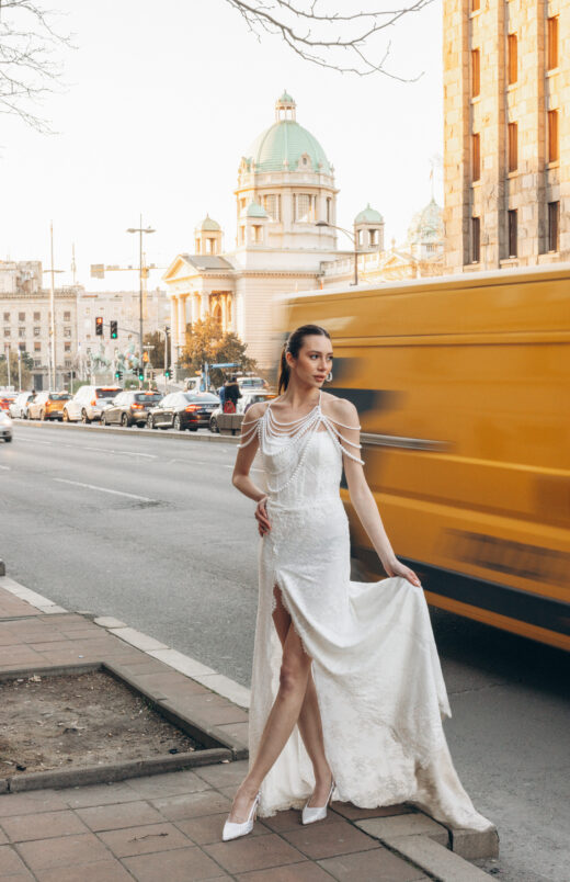 Derin Yırtmaçlı Fransız Danteli Gelinlik