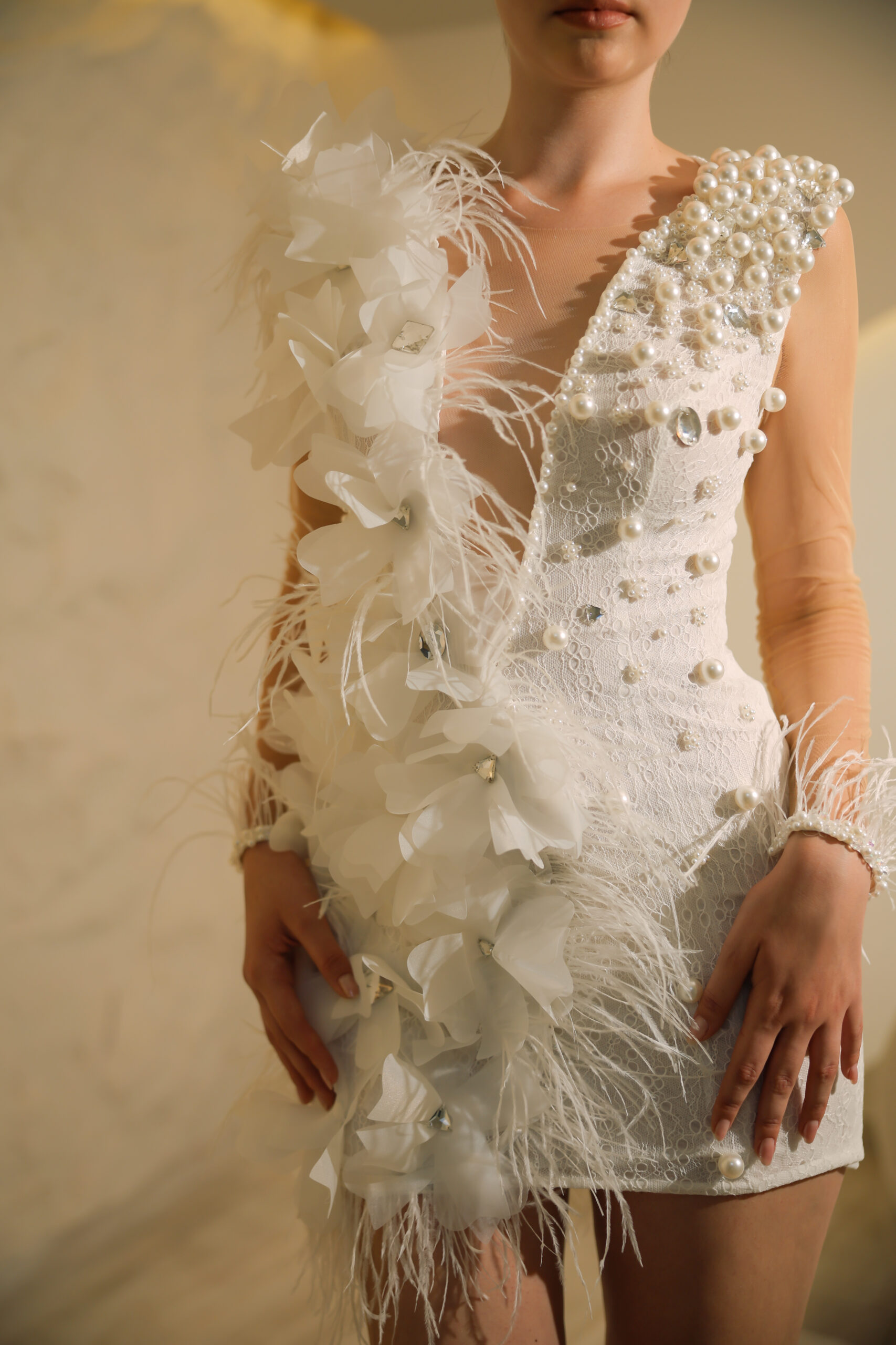 Arminia 3D Organze Çiçek Dantel -V Yaka Beyaz Mini Düğün Sonrası- After Party Elbisesi - Görsel 2