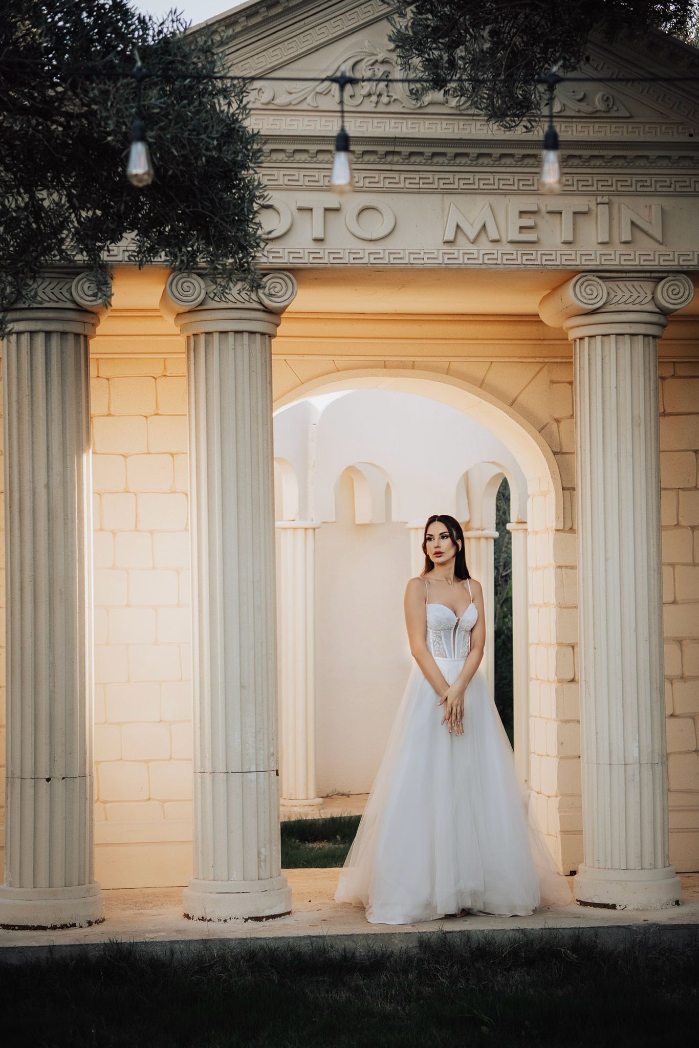 A-Kesim Transparan Korse Bodice ve Tül Etekli Kırık Beyaz Gelinlik (Spagetti Askılı)