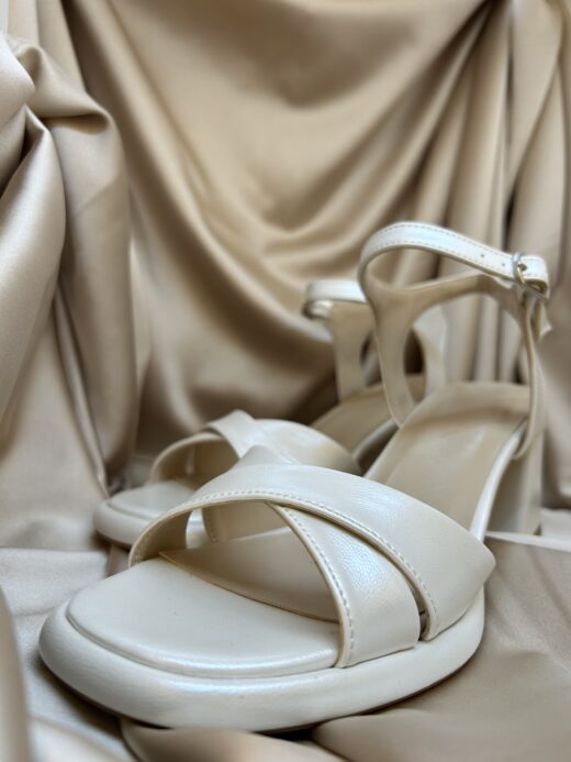 Kişiye Özel Çapraz Bantlı Kısa Kalın Topuklu İnci Beyazı Gelin Ayakkabısı