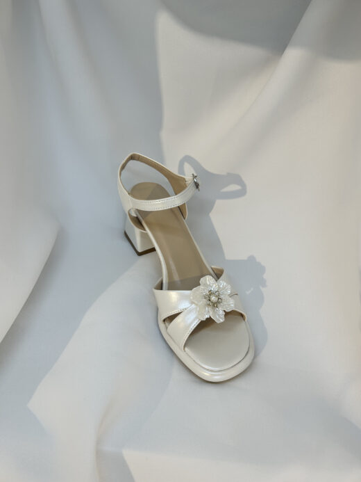 Alternative view of Kişiye Özel Çiçek Detaylı Kısa Kalın Topuklu Gelin Ayakkabısı