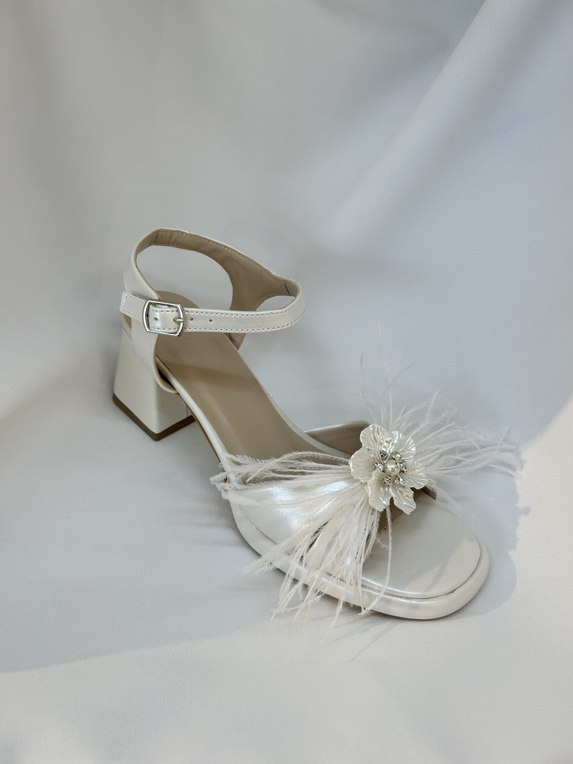 Kişiye Özel Tüylü ve Çiçek Detaylı Kısa Kalın Topuklu Gelin Ayakkabısı