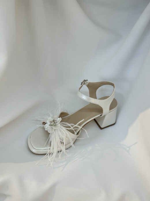 Alternative view of Kişiye Özel Tüylü ve Çiçek Detaylı Kısa Kalın Topuklu Gelin Ayakkabısı